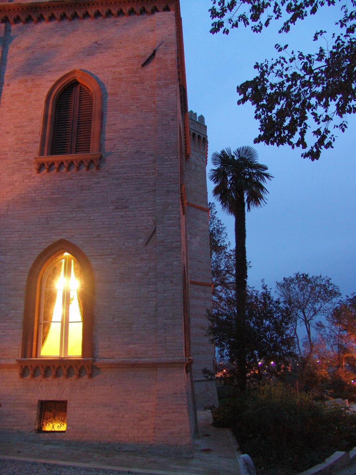 Castello Montegiove Hotel Фано Екстериор снимка