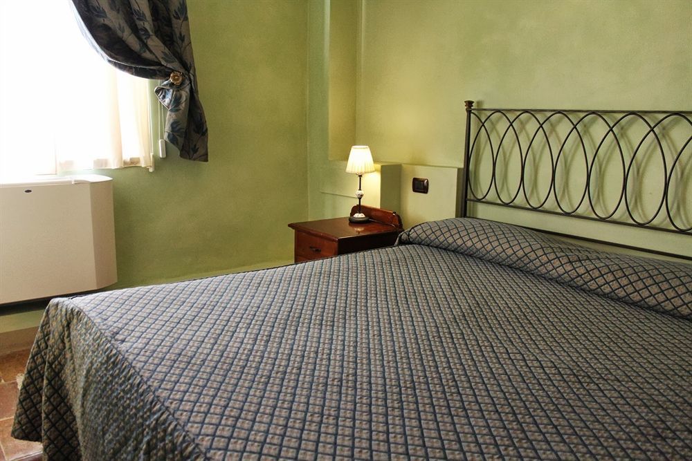 Castello Montegiove Hotel Фано Екстериор снимка