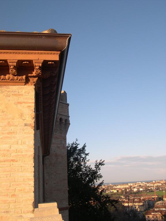 Castello Montegiove Hotel Фано Екстериор снимка