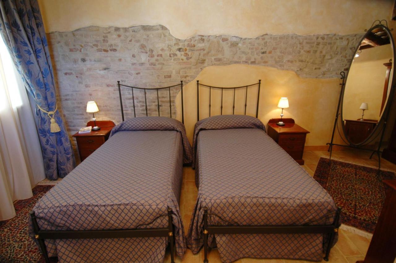 Castello Montegiove Hotel Фано Екстериор снимка