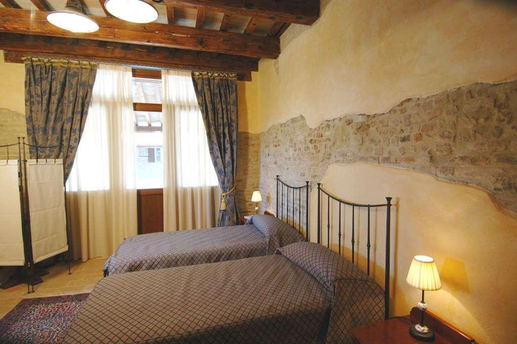 Castello Montegiove Hotel Фано Стая снимка